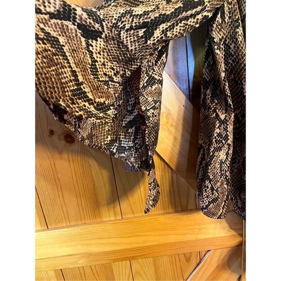 Snake Print Off-Shoulder Top - Picture 3 of 8
